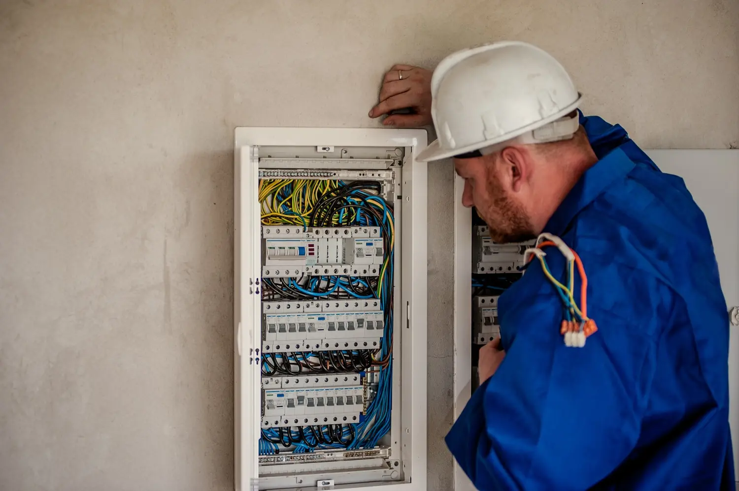 Elektriker bei der Arbeit an einer Steckdose